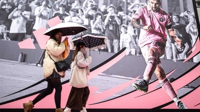 ژاپۆن بۆ مێسی جلی پەمەییان لەبەر کرد