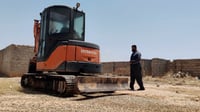 فيديو: اللصوص يعطلون حفارة الموتى والدفان ظل يعمل بيده ...