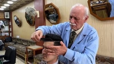 حلق رأس رئيس البرلمان والمحافظ.. فيديو من حلاقة رياض جارالله