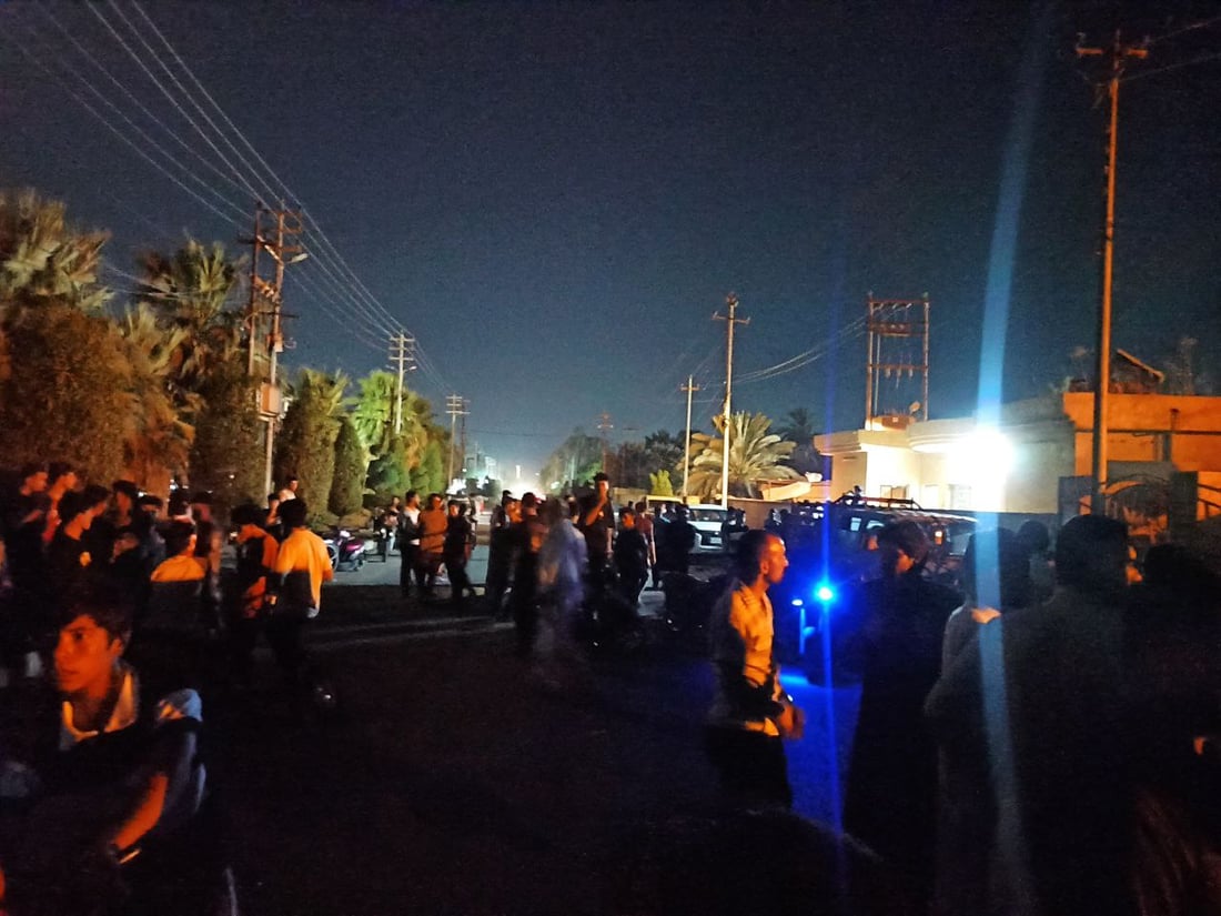 صور: أهالي غماس يحاصرون دائرة الكهرباء.. تظاهرة غاضبة احتجاجاً على الانقطاعات