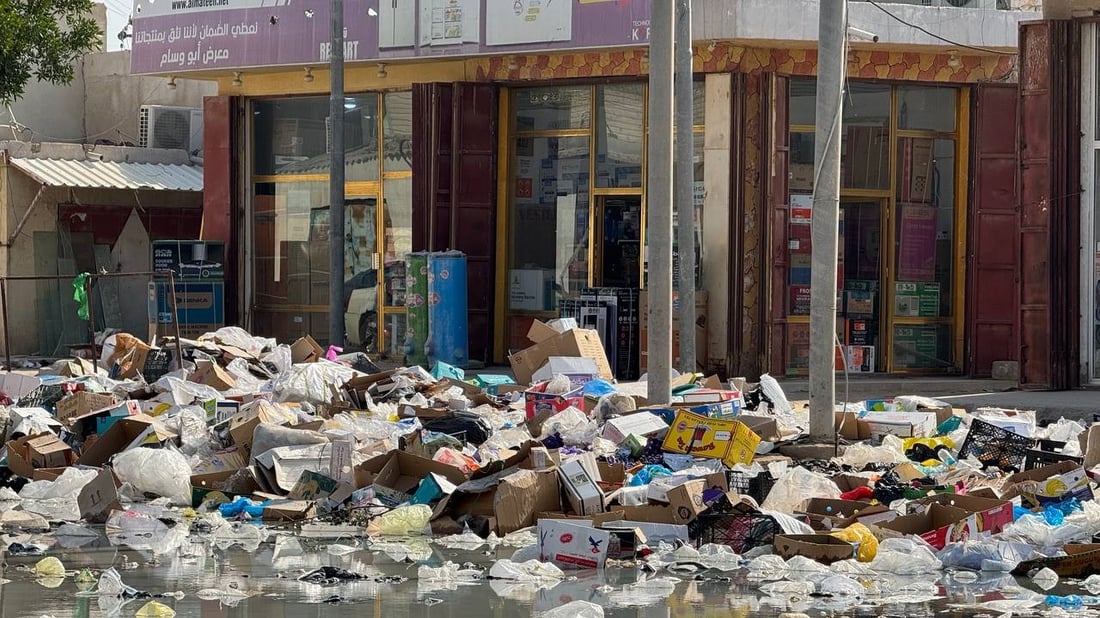 “امنحوهم مليون دينار”.. خور الزبير تتعاطف مع عمال النظافة وتغرق في النفايات (صور)