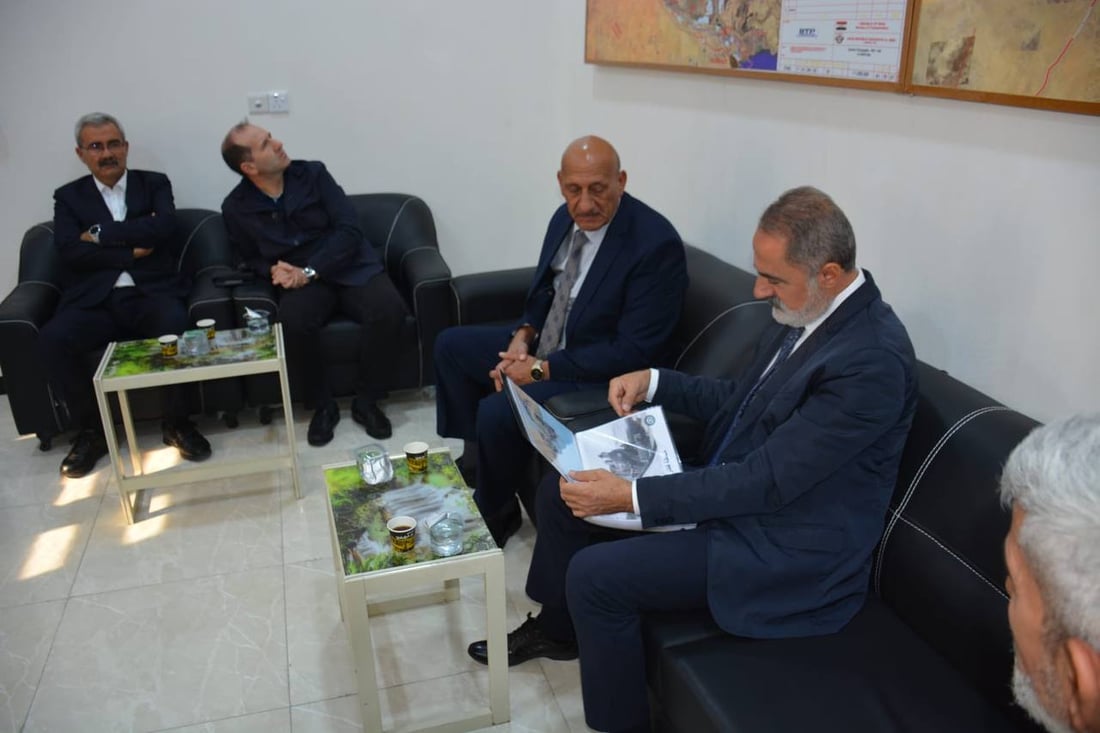 صور: مدير السكك التركي يتجول بين قطارات البصرة