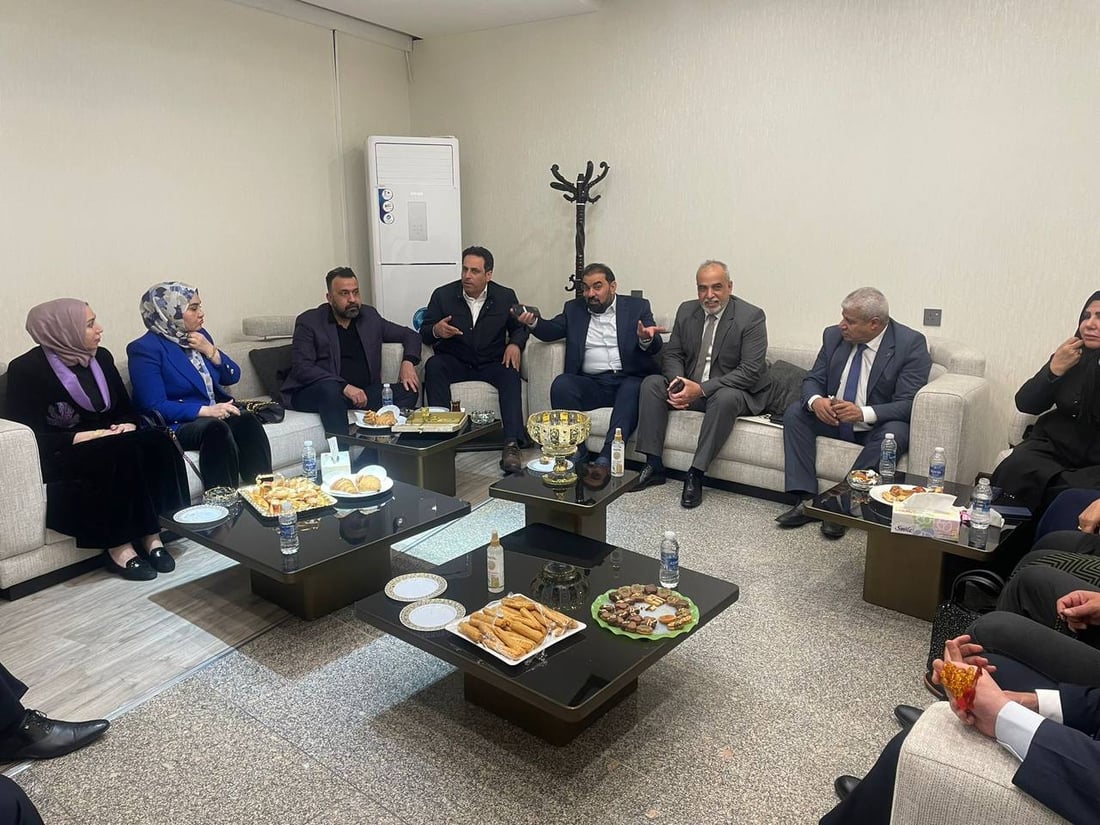 صور: قادة تقدم وعزم يأكلون كعك أبو الدهن بانتظار نصف ساعة لا تنتهي!
