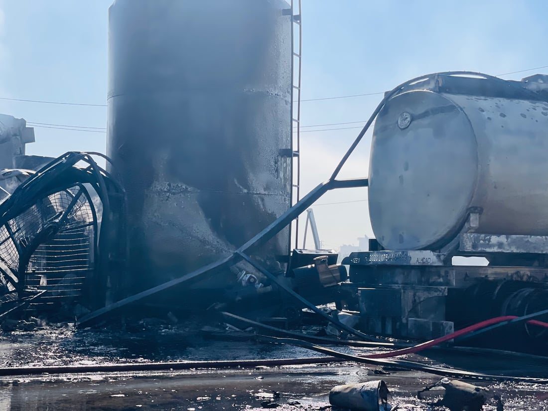 الإطفاء تخمد حريق أربيل الضخم.. شاهد لحظة الانفجار والسيارات المتفحمة