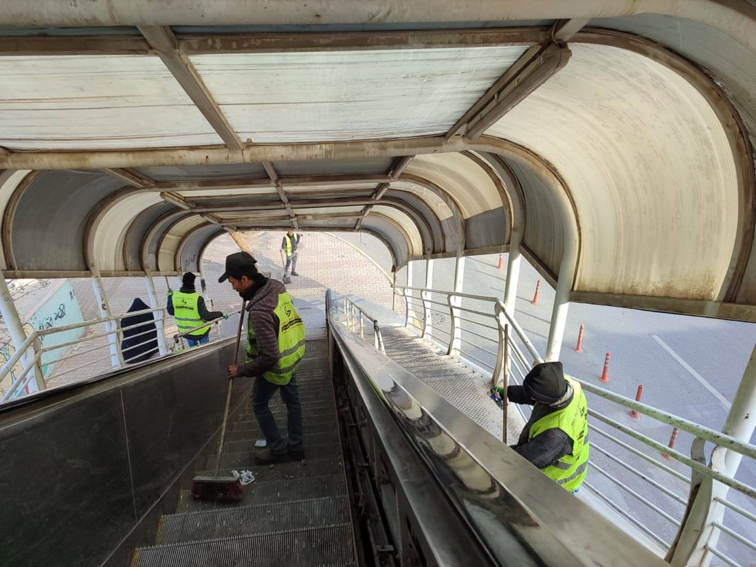 ژینگەپارێزی هەولێر سەر و ژێری پردەکانی پاک کردەوە