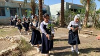 صور: الناصرية تدرّس بناتها العلوم في حديقة المدرسة.. زر
