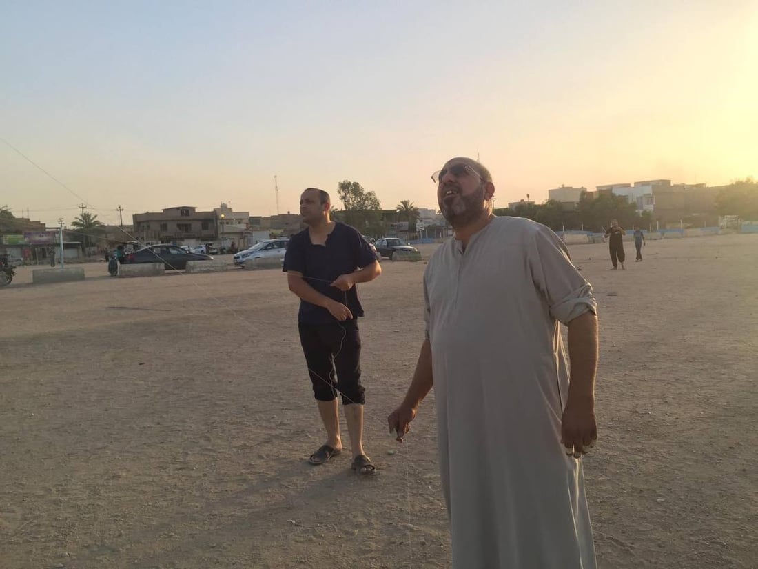 الخياط والهندي ابرز صناع طائرة “أم الطوابيگ” الورقية في رمضانيات كربلاء