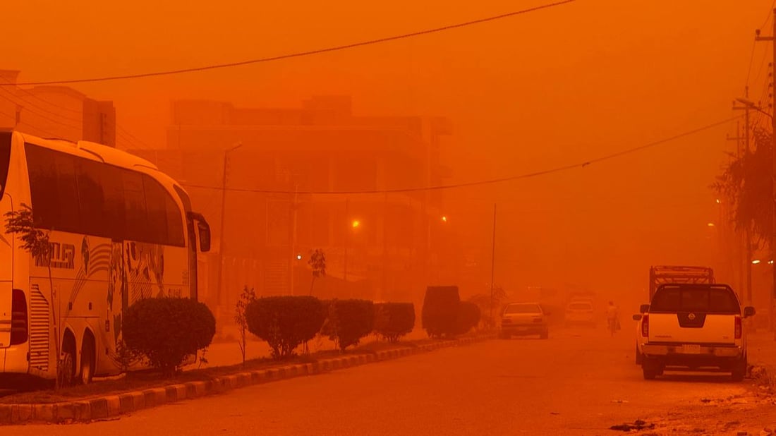 صور: عاصفة ترابية تحول سماء النجف إلى اللون الأحمر