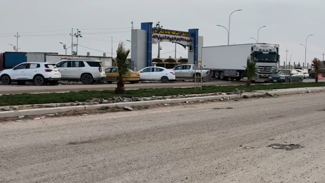 إخلاء ساحة التبادل التجاري من الشاحنات في منفذ الشلامجة (فيديو)