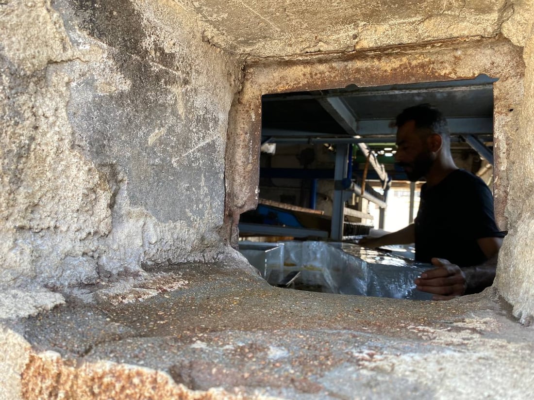 صور: آل مناحي في البصرة ينتجون الثلج الحلو منذ 70 عاماً والبيع بالمفرد لمنع الاحتكار