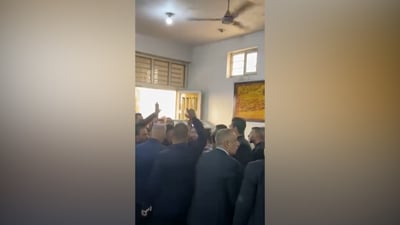 فيديو.. محامو واسط يطردون رئيس اللجنة الأمنية من العزاء على مرأى أحلام اللامي