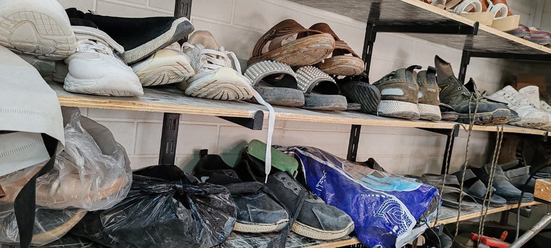 کۆنترین پینەدۆزى دوزخورماتوو بە قاچێکەوە کار دەکات