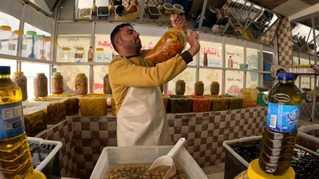 صور: “الفاضلية” تنتج 4 أصناف من الزيتون العراقي و”الطرشي” بخلطة الأجداد