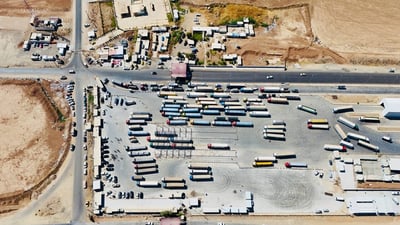 محافظ نينوى يستجيب لمطالب سائقي الشاحنات ويوجه بإجراءات تنظيمية لتسهيل عملهم