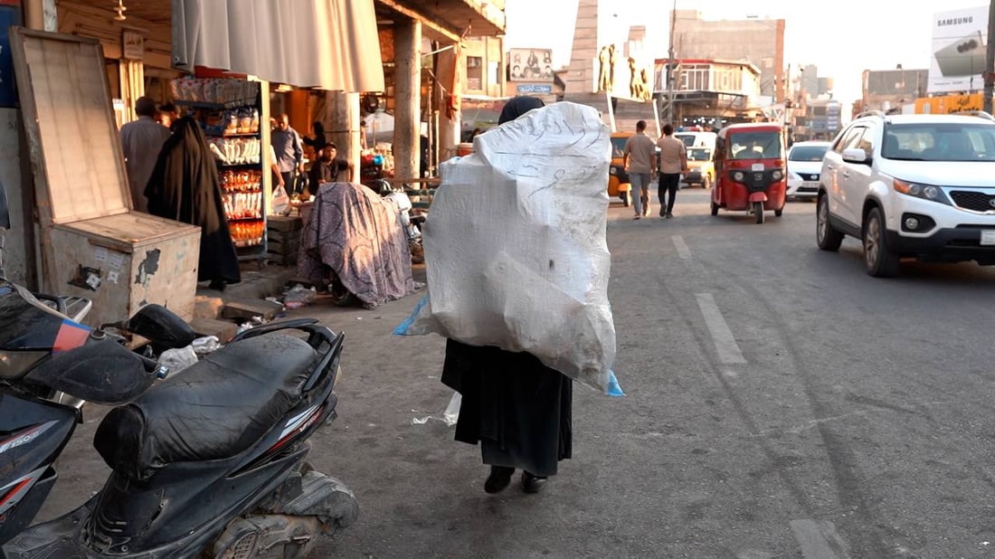 من يرضي “أم زعلان”؟.. مسنة في الكوت تعمل من الفجر إلى المغرب مقابل 5 آلاف دينار