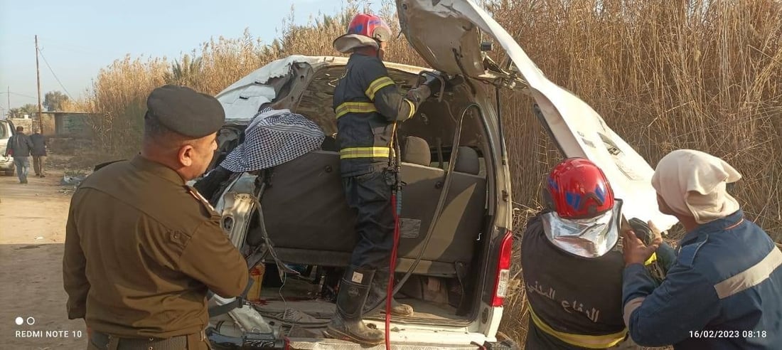 صور: الدفاع المدني ينتشل 3 جثث بعد انقلاب “باص” في بابل