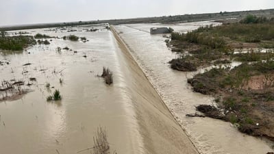 أنهار إيران تحمل موجة فيضانية كبيرة من جبال زاغروس إلى بدرة وجصان (صور)