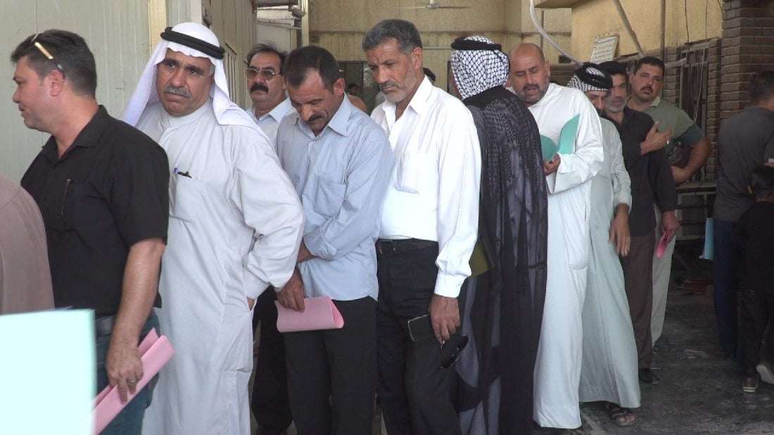 مدير مرور بابل عن طوابير المراجعين الطويلة: ليس في اليد حيلة (صور)