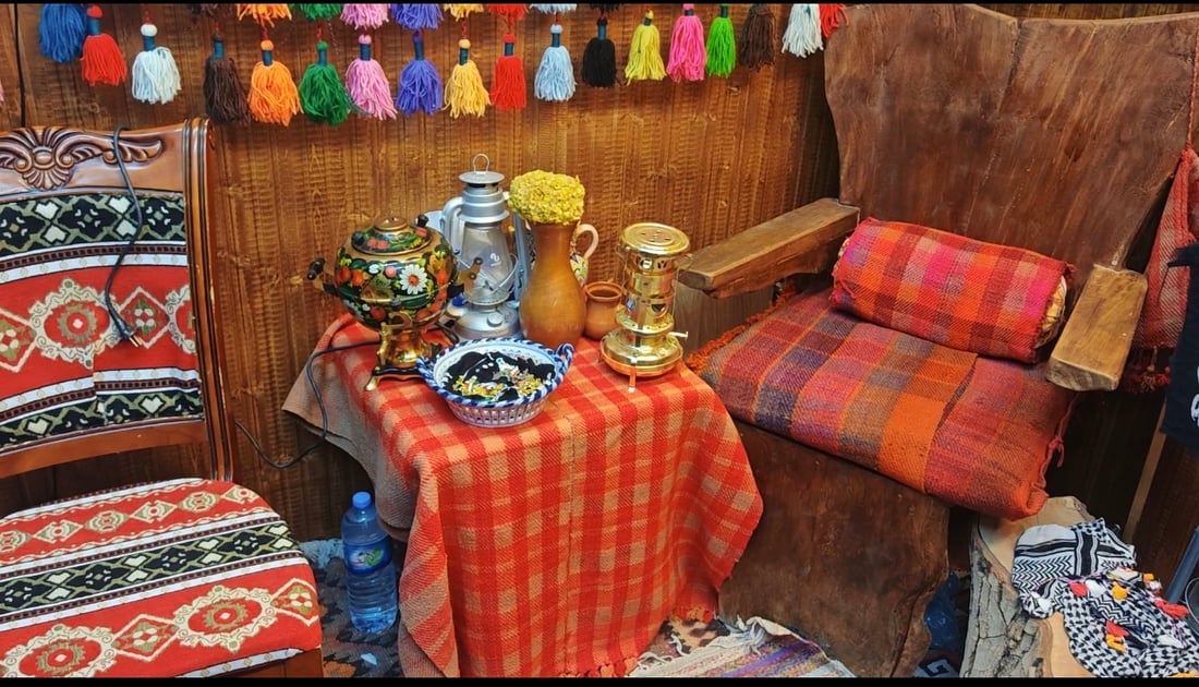 کابینەکەی پڕکردووە لە کەلوپەل و کلتووری کوردی بە بیانییەکان دەناسێنێت