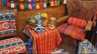 کابینەکەی پڕکردووە لە کەلوپەل و کلتووری کوردی بە بیانییەکان دەناسێنێت