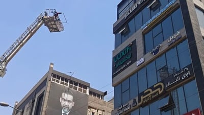 صور: إنقاذ 25 شخصاً بعد اندلاع حريق في عمارة سكنية وسط بغداد
