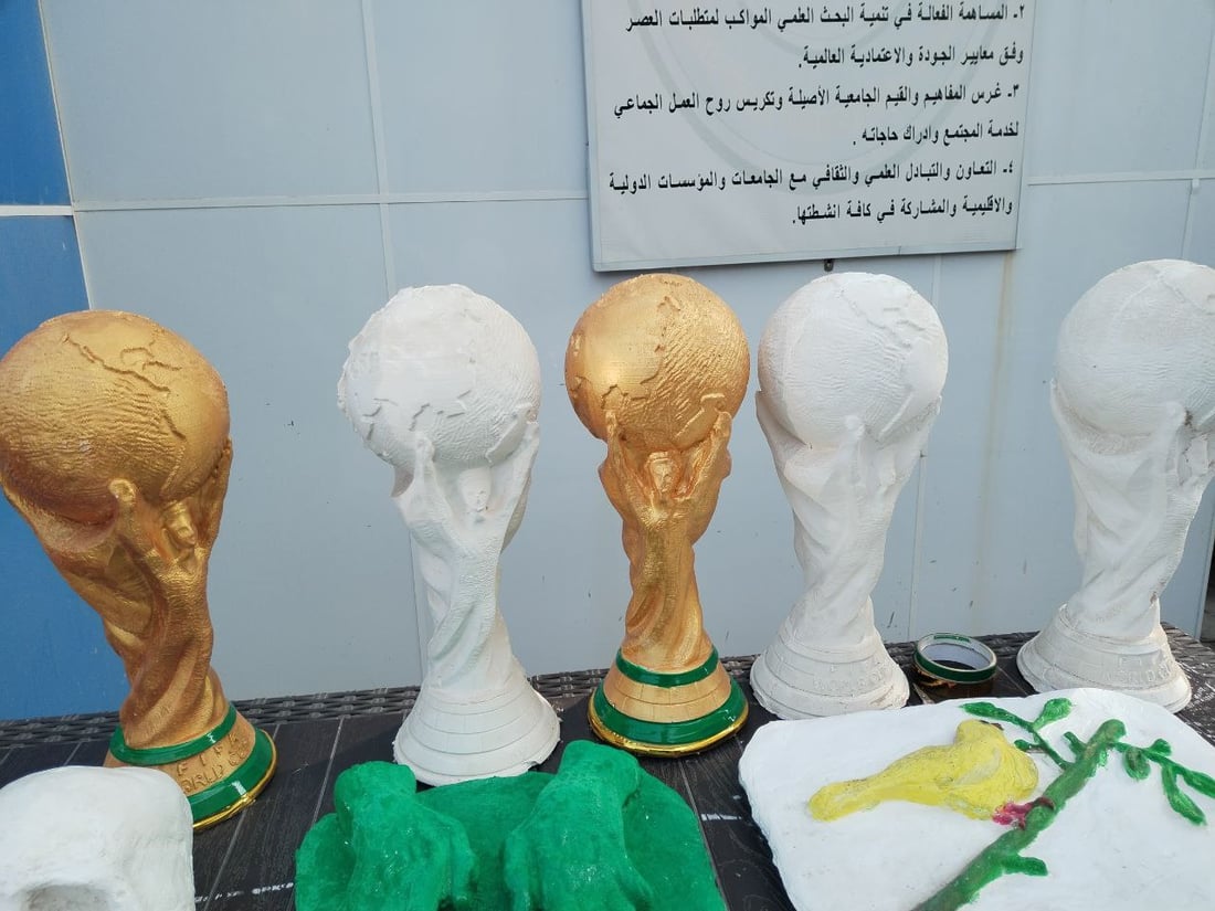 كأس العالم في أبو غريب.. نحات يجسد شغف العراقيين بالمونديال