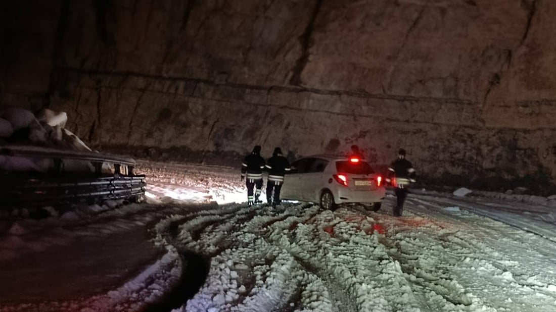 ئۆتۆمبێلێک لە ناو بەفردا رزگارکرا