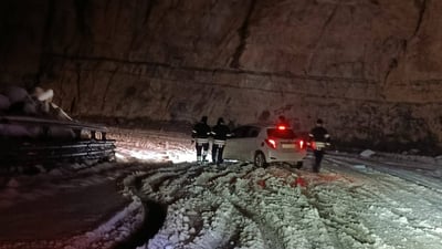 ئۆتۆمبێلێک لە ناو بەفردا رزگارکرا