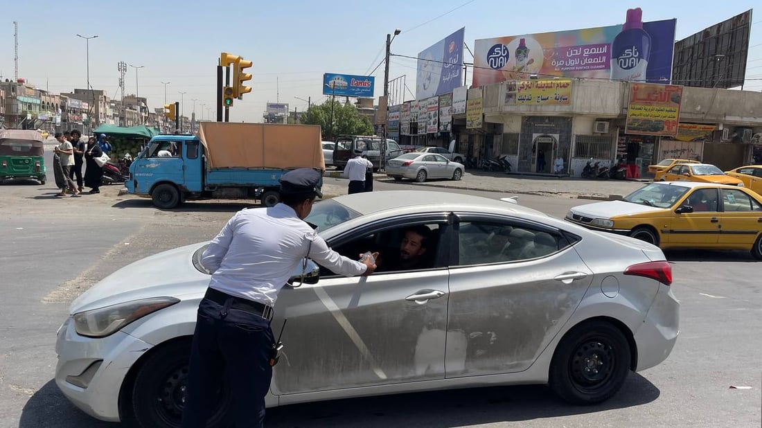 صور من مدينة الصدر: رجال المرور تفرغوا لسقي العطاشى في تقاطع الحمام