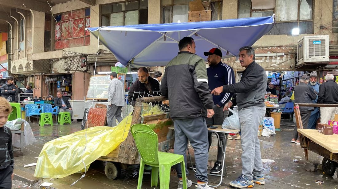 صور من حياة الشارع في بغداد: اليوم الأول لارتداء “القمصلة” وحمل مظلات المطر