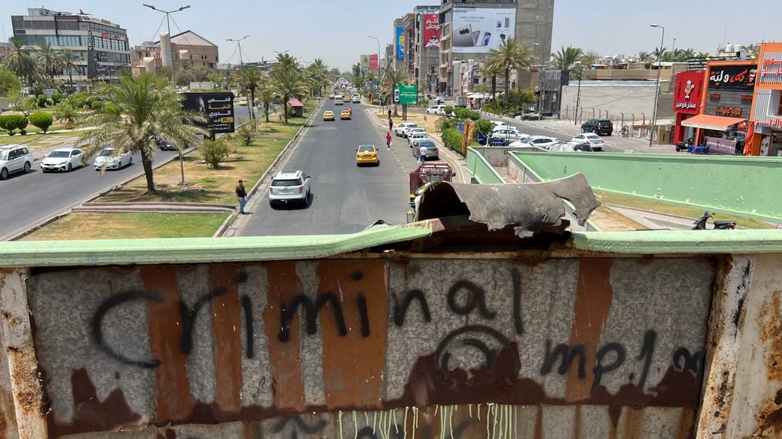 صور مقلقة لجسر المشاة في شارع فلسطين.. لا يستخدمه المارة
