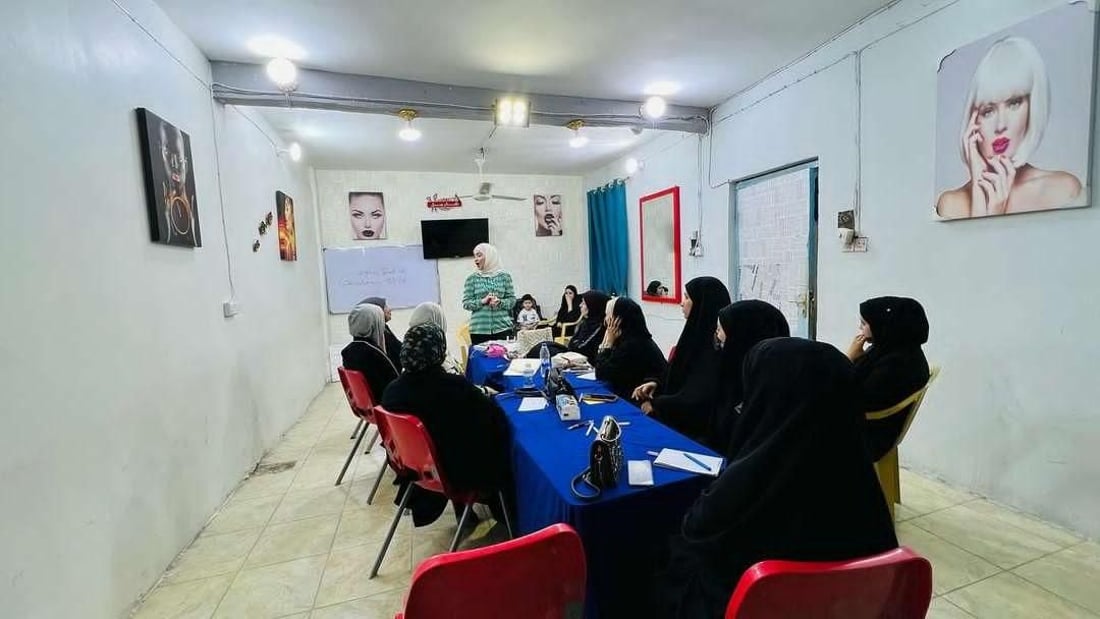 صور: فتيات يتعلمن “فن المكياج” برخصة نقابة الحلاقين.. أظافر لا تنكسر في السماوة