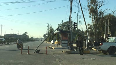 حظ عاثر لسائق “بيك آب”.. صعد الرصيف وحطّم إشارة المرور وسط بعقوبة