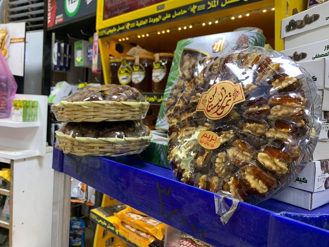 اليرموك تأكل تمر “الزهدي” وتجرب “البريم” في رمضان.. وللتعليب فنون