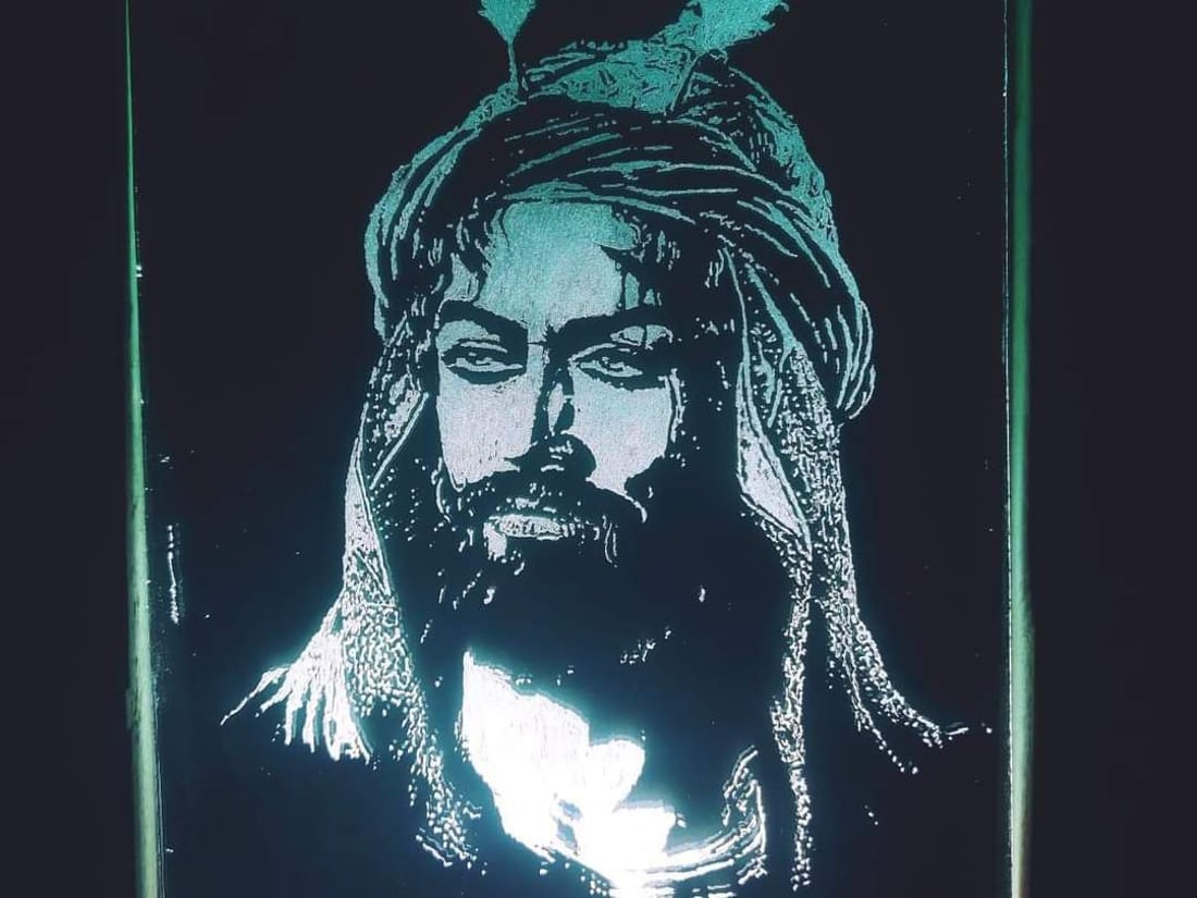 زعماء وأساطير على الزجاج.. المسعودي قدم عروضاً “مبهرة” لأول مرة في كربلاء (صور)