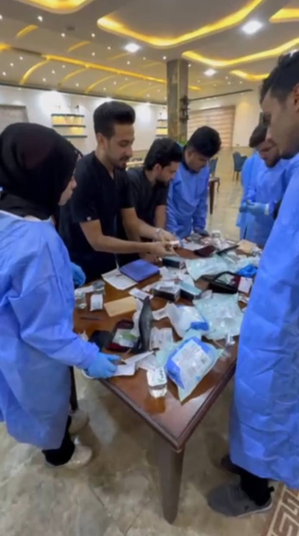 صور: لا تقلقوا.. ازدحام عراقي على تعلم خياطة الجروح وفرصة الرمادي بـ20 ألف دينار