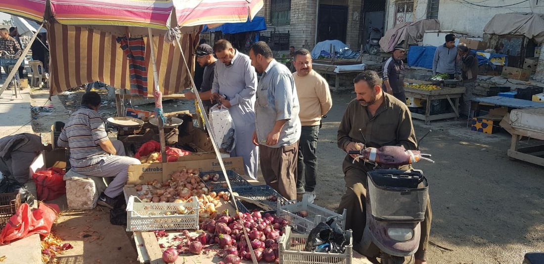 ساعات على الحظر.. والأسعار تصعد بمعدل 1000 دينار في المسيب (صور)