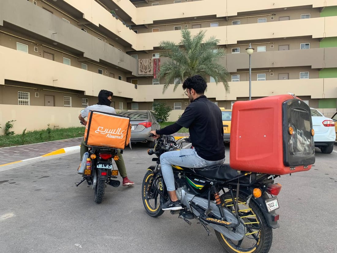 الدليفري لا ينام في بسماية.. 500 “طلبية” في اليوم والحراس حفظوا كل الوجوه (صور)