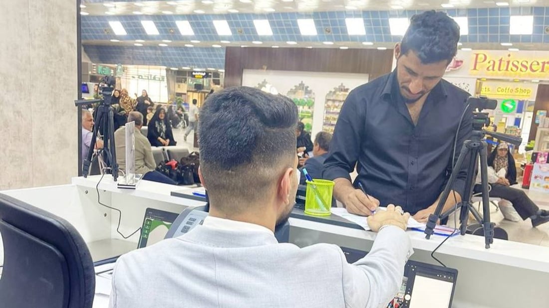 صور: بدء تسليم الدولار للمسافرين عبر مطار النجف بـ 1320.. أول فرع لشركة الريان