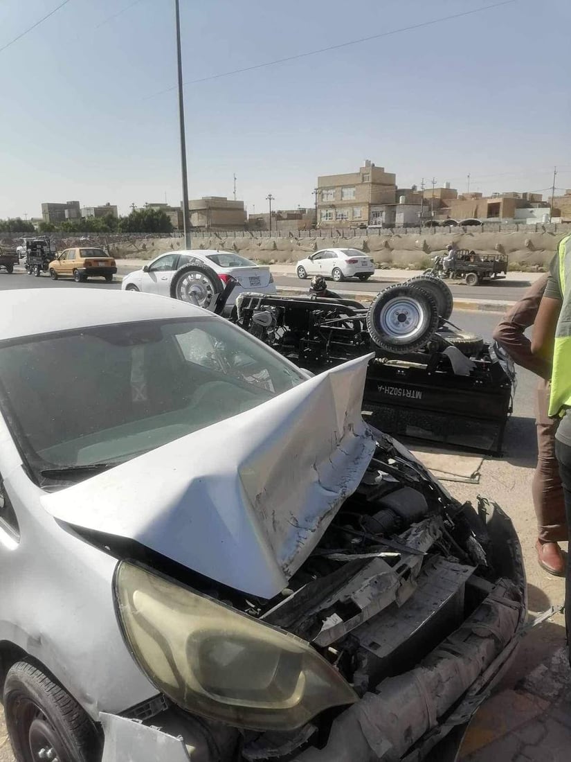 صور من النجف: “ستوتة” مسرعة تصدم “كيا ريو” وتنقلب في استدارة الجزيرة