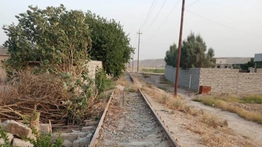 صور: طريق الحبوب إلى سايلو الشرقاط سالك.. الأهالي رفعوا سياج منزل عن سكة القطار