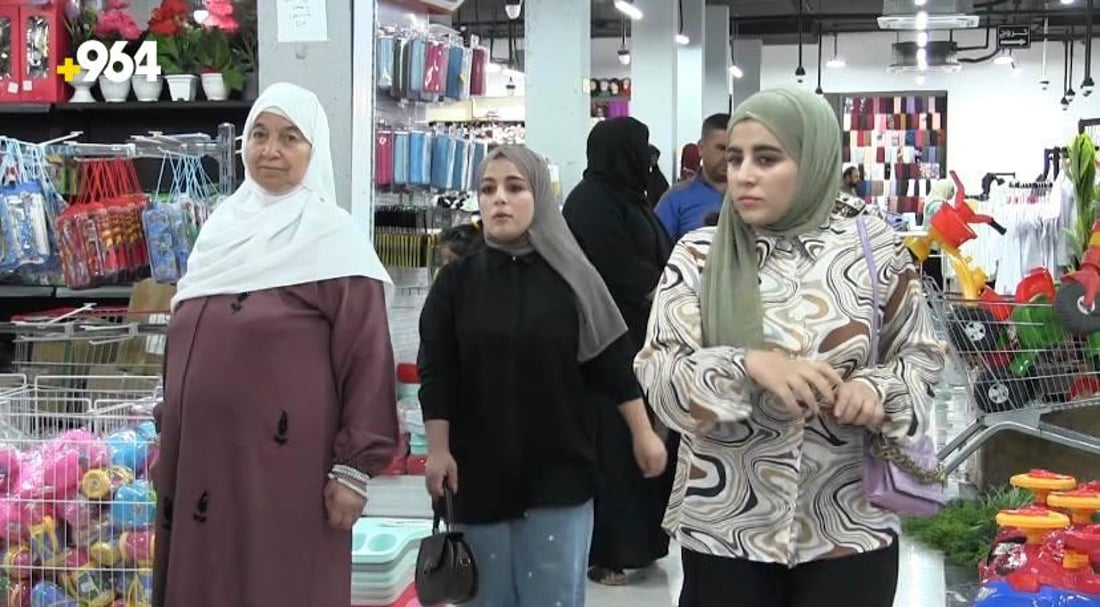 صور: طالبات الأنبار يطلبن ملابس فضفاضة وتشكيلة أسود أبيض استعدادا للعام الدراسي