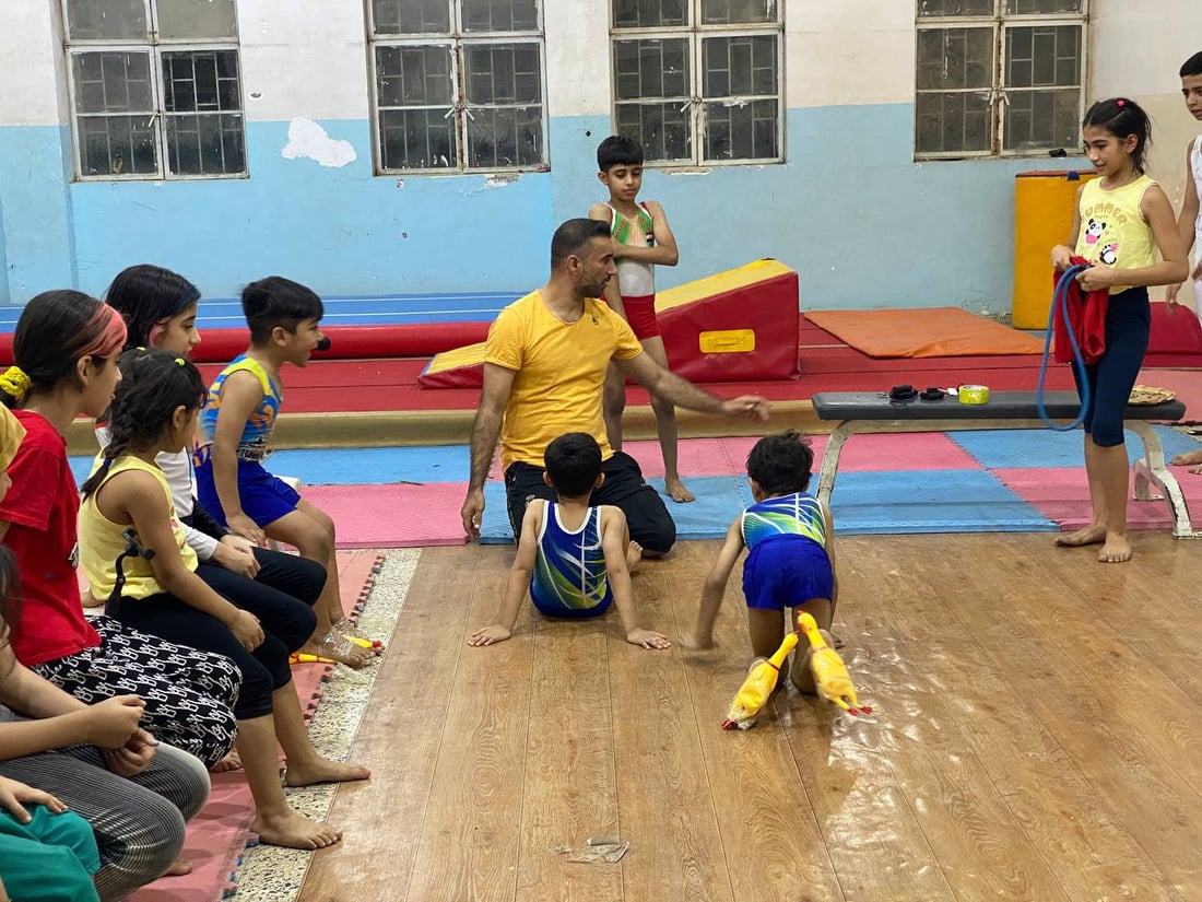 كابتن نوار يدرب أطفال البصرة لذهبية آسيا.. مرح وقساوة في قاعة الجمباز (فيديو)