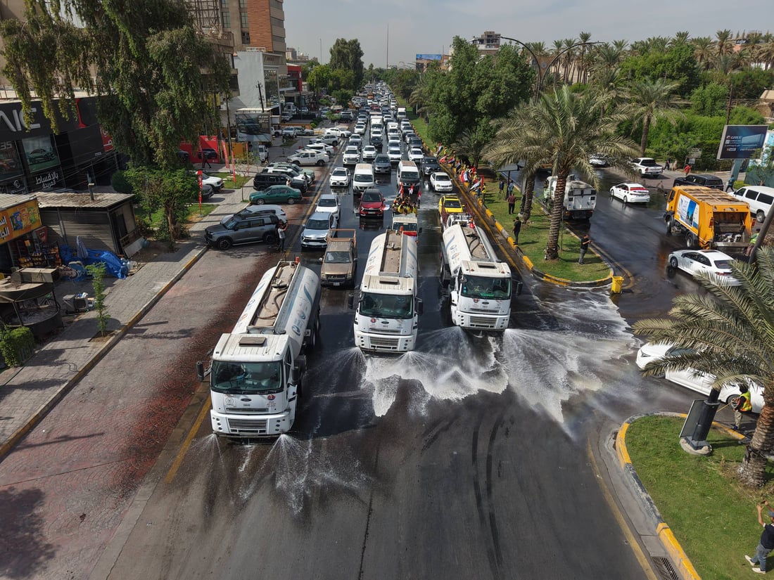 صهاريج تطلق الماء وأعلام وعمال فوقها.. بلدية الكرادة ترسم بهجة يوم السيادة
