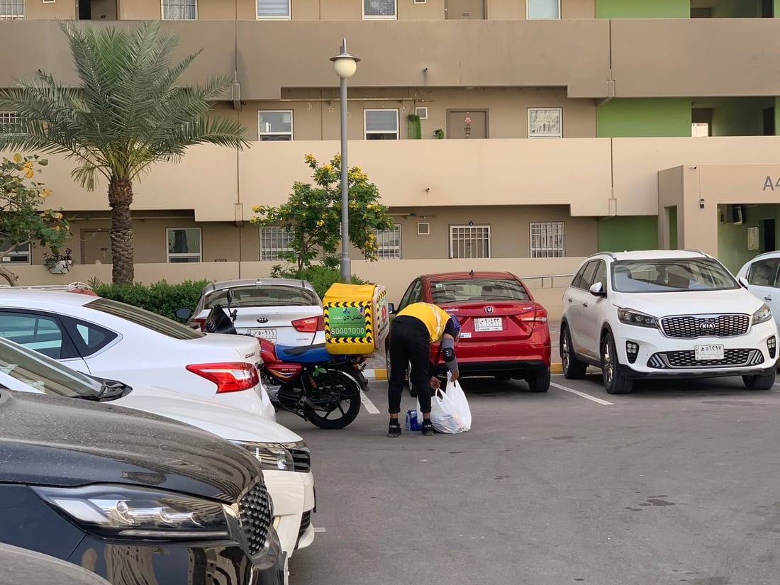 الدليفري لا ينام في بسماية.. 500 “طلبية” في اليوم والحراس حفظوا كل الوجوه (صور)