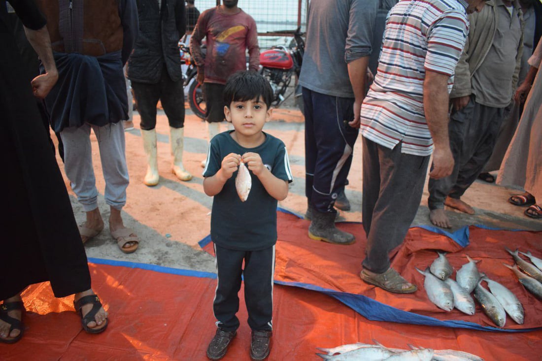 صور: رحلة صيد استمرت 5 أيام في عرض البحر تملأ مزاد النقعة بالأسماك