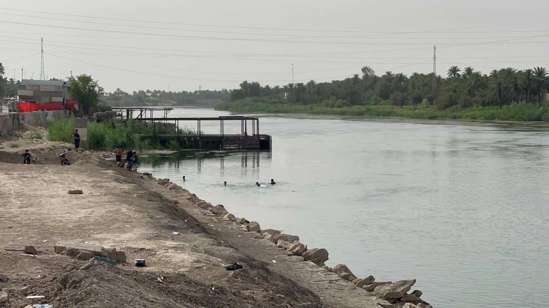 صور من ضفاف شط الكوفة: الشباب يحيّرون الشرطة.. يسبحون رغم 5 حالات غرق حتى الآن!