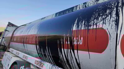 شۆفێری تانکەرێک لەسەر رژاندنی نەوتی رەش دەستگیر کرا