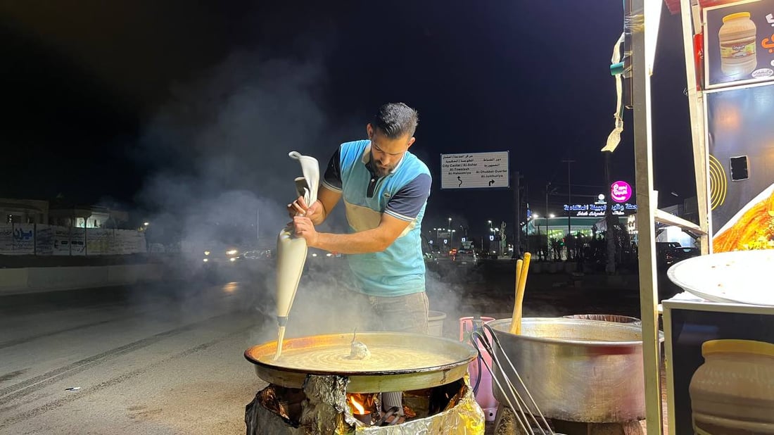 صور: بائع بغدادي “مرتبك” مع لهجات البصرة.. “رهش وعرموط” عند كشك الداطلي والراشي