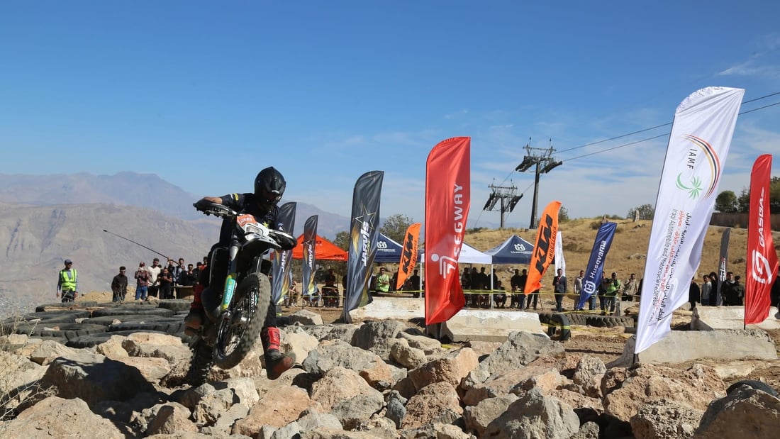 صور مبهرة من سباق الدراجات النارية على منحدرات جبل كورك الوعرة